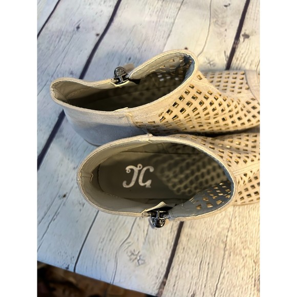 JC Journee Collection Pixie Gray Laser Cut Ankle Booties SZ 7 - Picture 4 of 5
